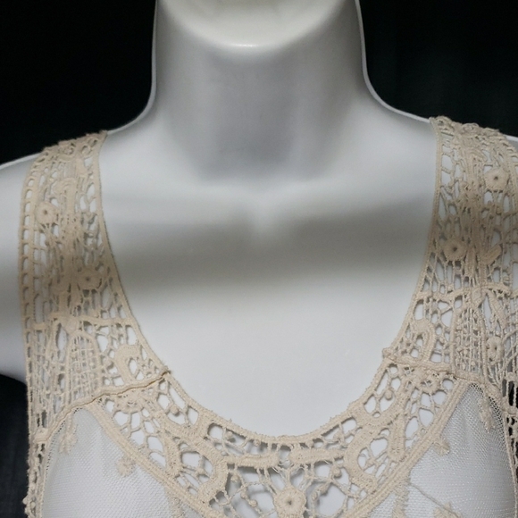 Umgee. Sheer Crochet Lace Sleeveless Top in Cream Size S/M NWOT - Picture 2 of 10